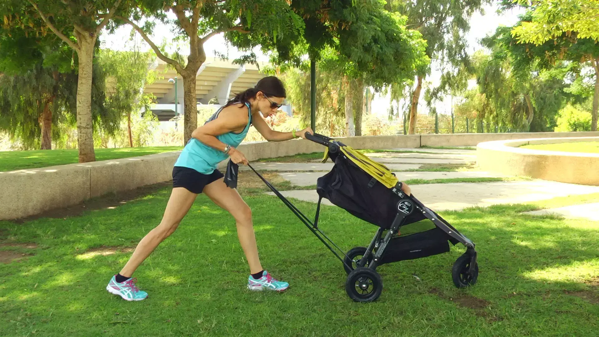 אימון מושלם לאימהות: TRX עם עגלת תינוק