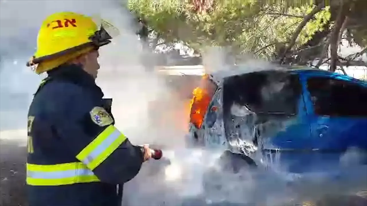 רכב של כבאי, ובו דגלי ישראל, הוצת בירושלים