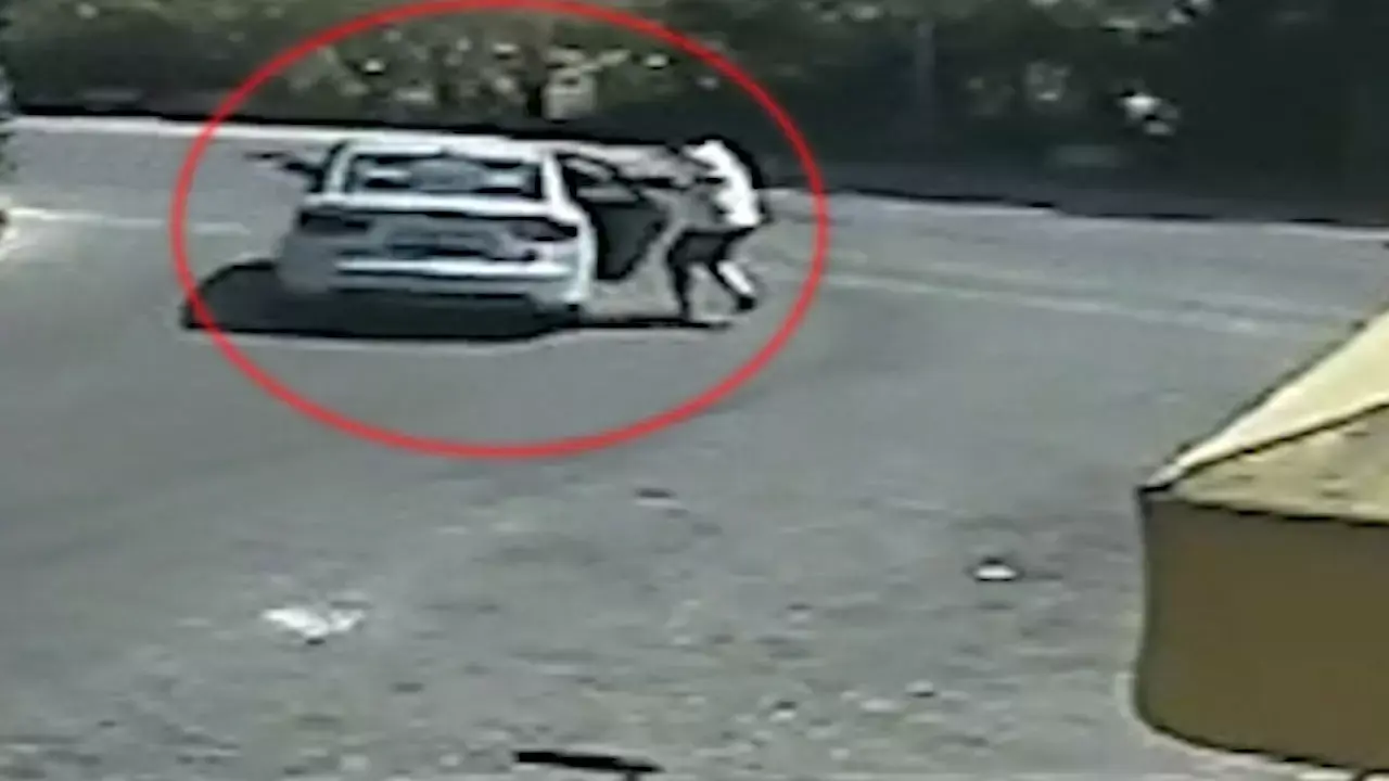 תיעוד רגעי האימה: גנב נמלט ברכב עם ילד בן ארבע