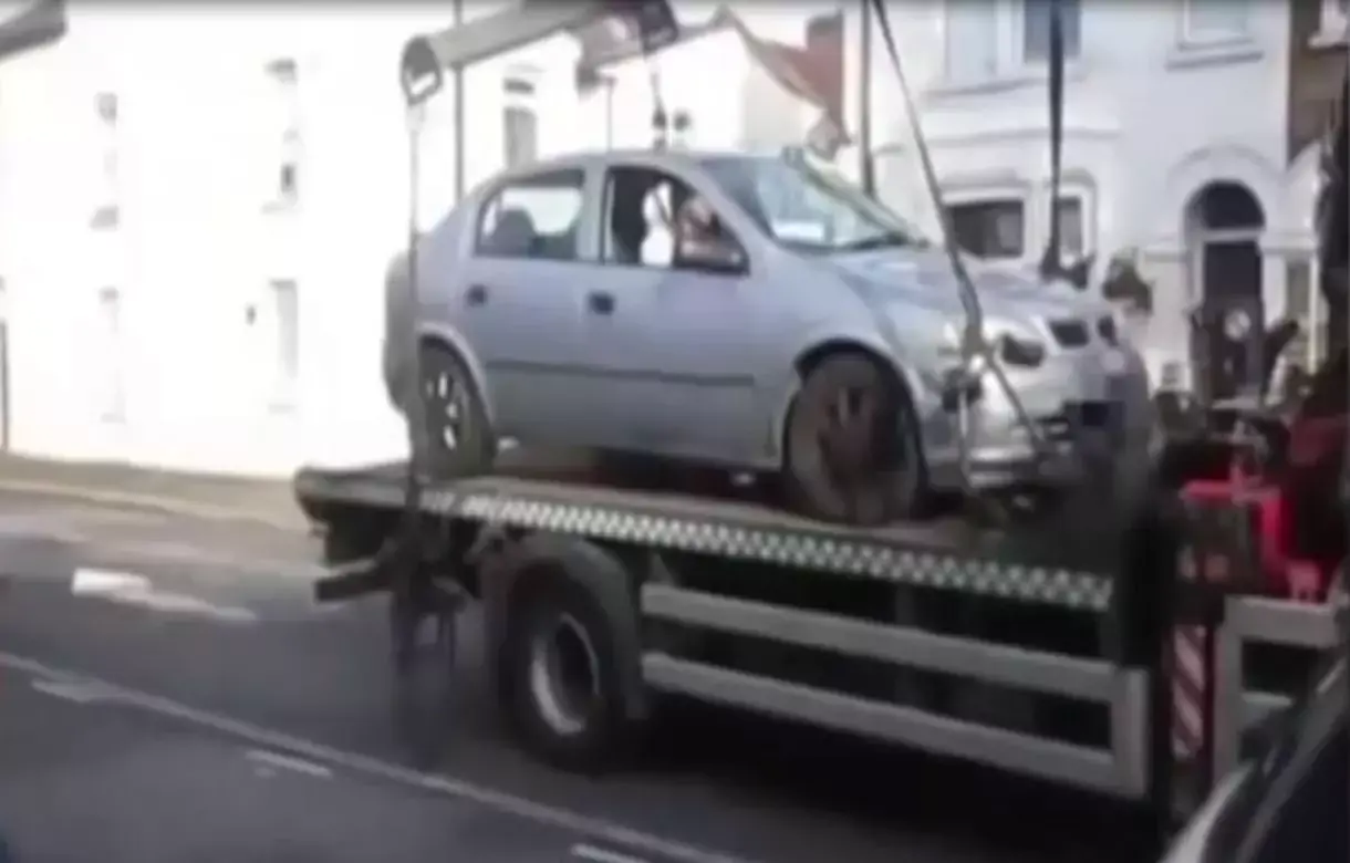 החדשות בדקה: מה עשה נהג בריטי שראה את רכבו נגרר?