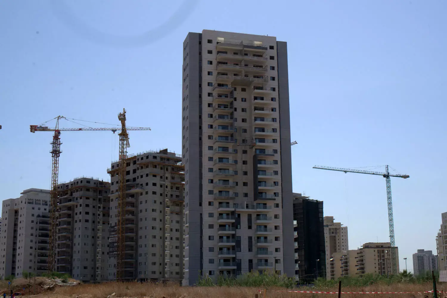 לאחר ויכוח עם חברות: בת 9 קפצה מחלון ביתה בפתח תקווה