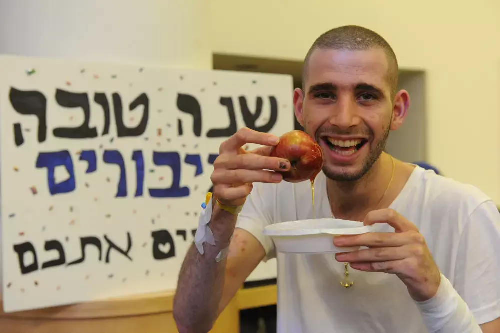 פצועי "צוק איתן" הרימו כוסית: "שנצמח ממה שקרה"
