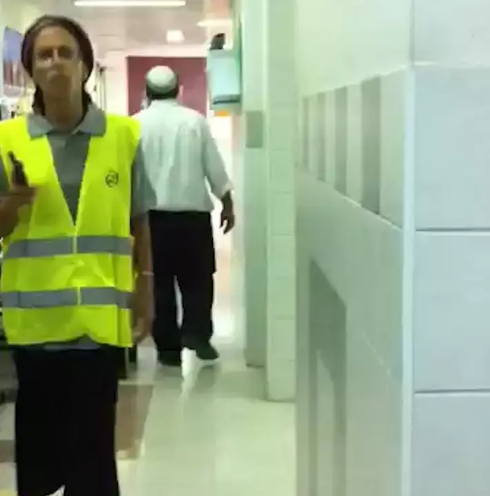 במקום חומה: סדרנית בשירותים לתלמידות בבית שמש