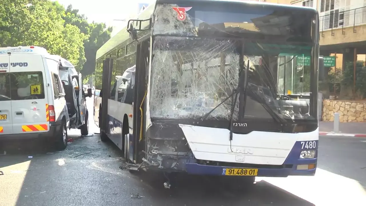 אוטובוס התנגש בהסעת ילדים ברמת גן, בן 6 נפצע קשה