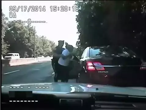 צפו בשוטר שהציל אישה שנחנקה במהלך נהיגה