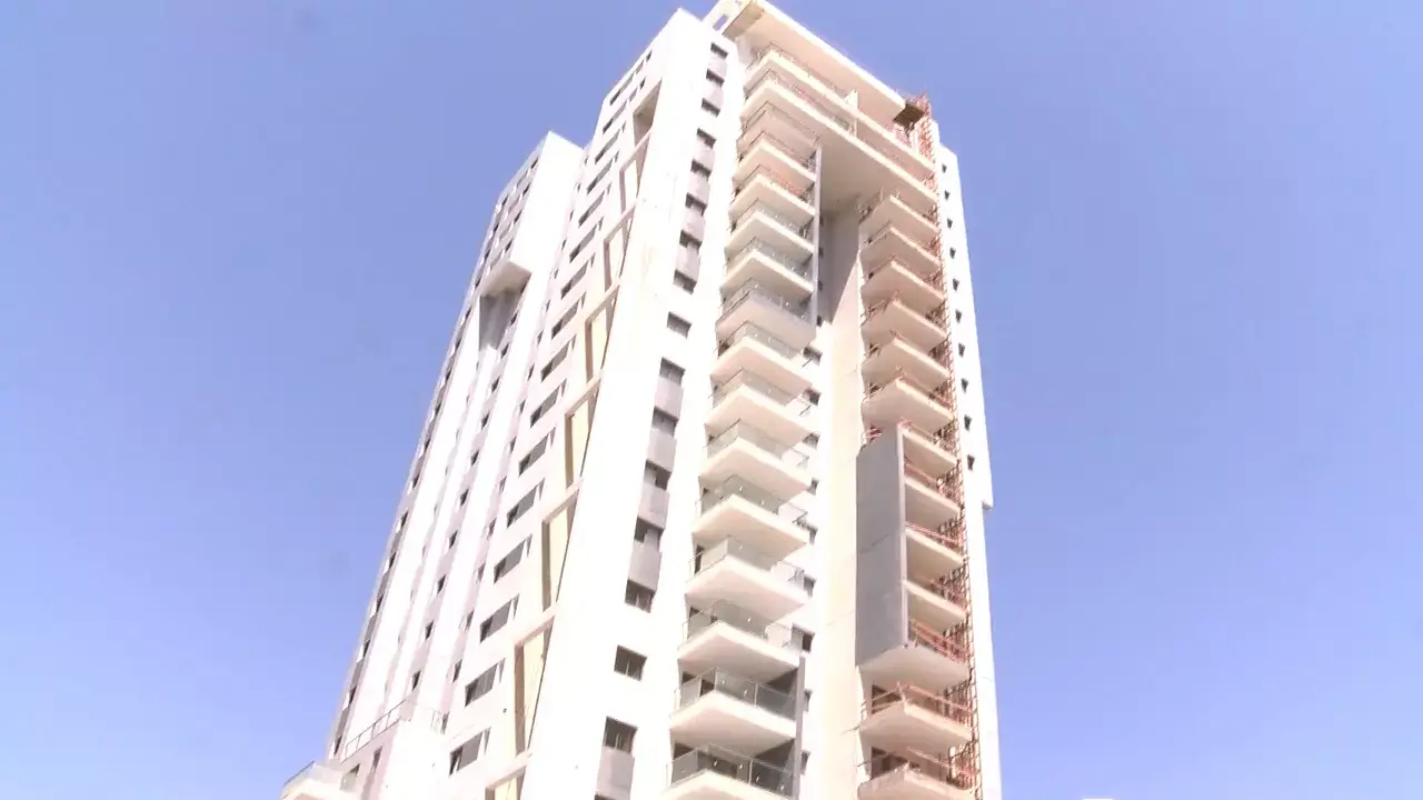 חשד: פועל הבניין שנפל מגובה בפתח תקווה - נרצח