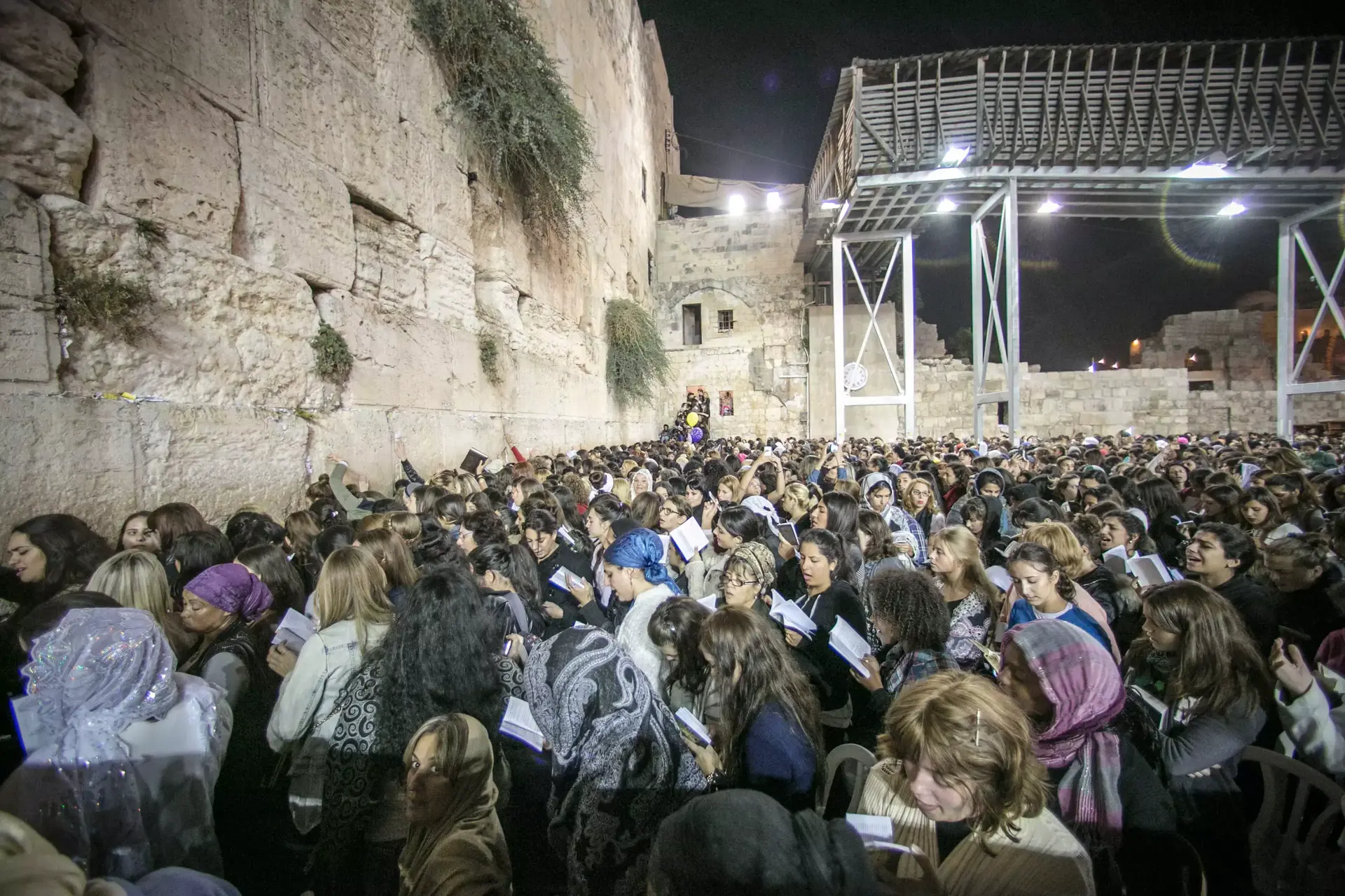 "כל גווני האוכלוסייה": עשרות אלפים בסליחות בכותל לפני כיפור