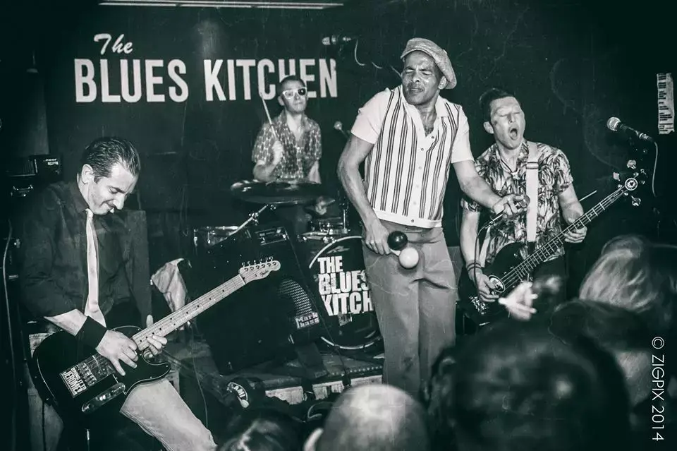 בית התקליט עם King Salami and the Cumberland Three