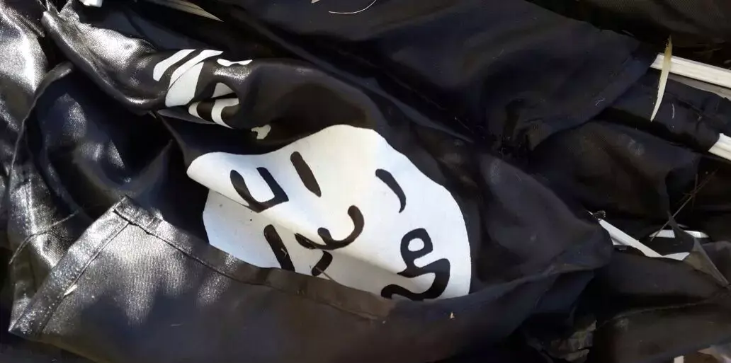 עשרות דגלוני דאעש נמצאו בשקית בין השיחים בנצרת עילית
