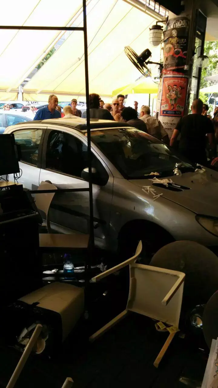 קשיש נכנס עם רכבו בבית קפה בתל אביב; 4 נפצעו קל-בינוני