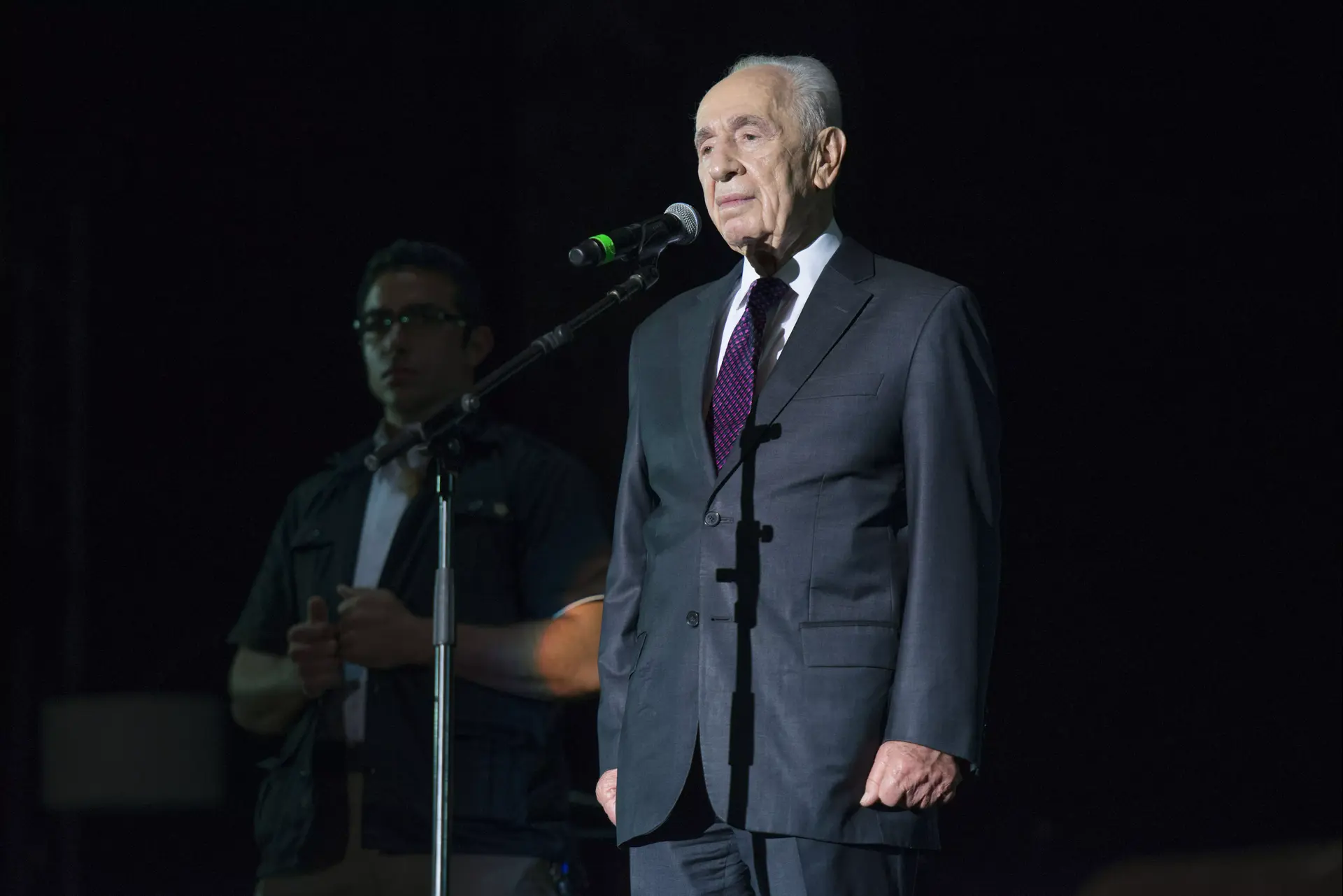 הראשון לשמו: שמעון פרס יפתח את תערוכת "משחקי הכס"