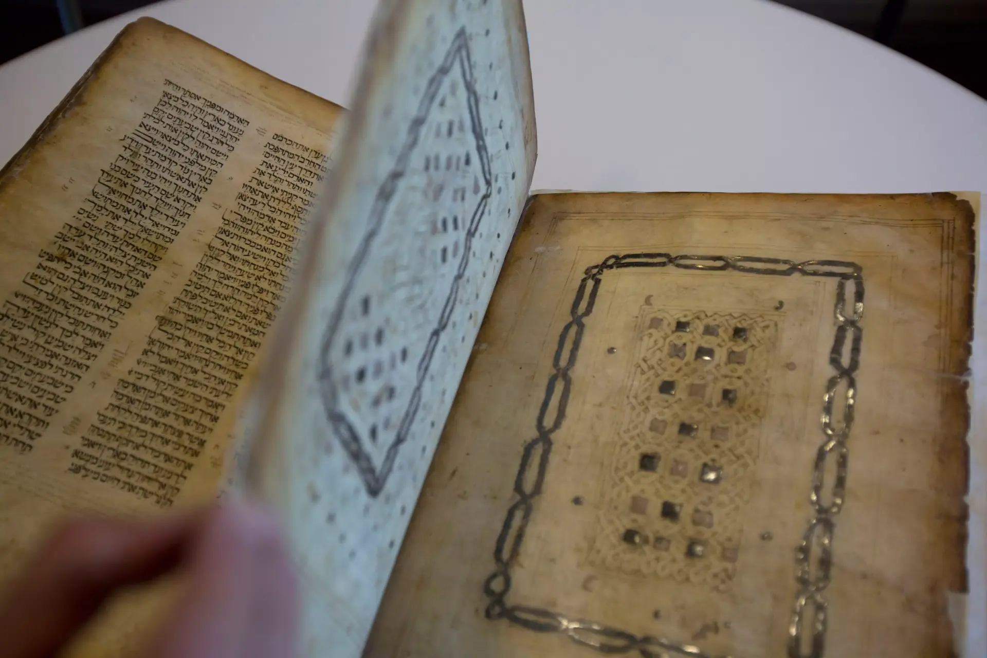 7 שנים לאחר שנגנב: הספר הנדיר הושב לספרייה הלאומית