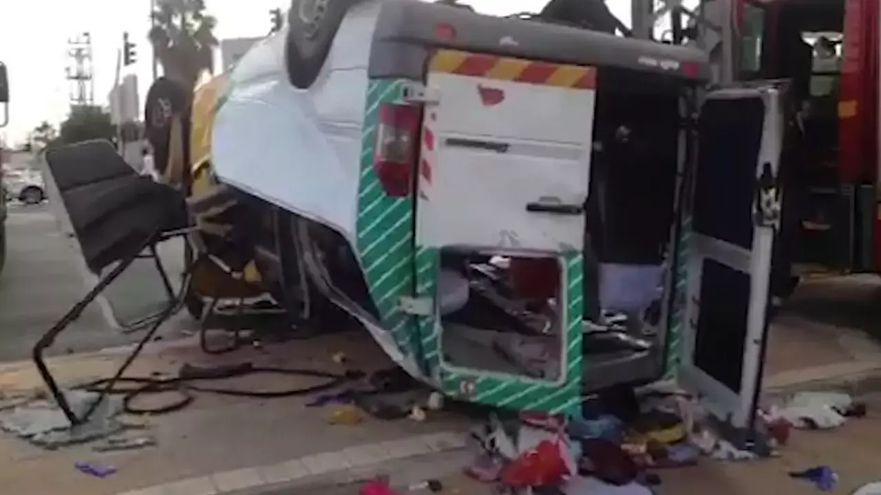 מונית שירות התהפכה בפתח תקווה: שניים נהרגו, 8 נפצעו