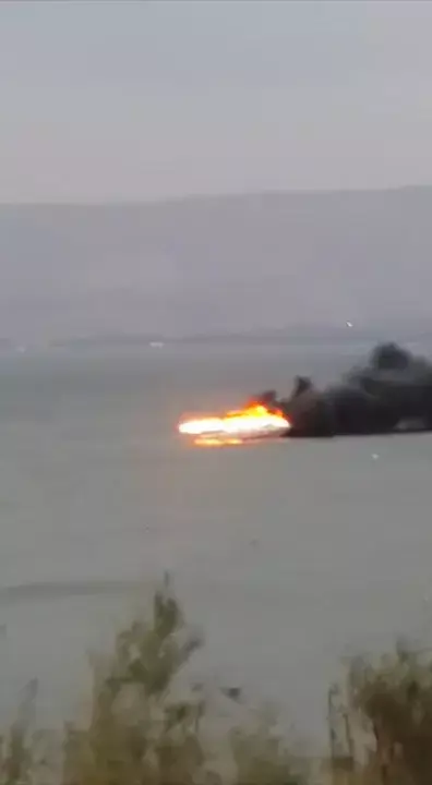 תיעוד: סירה עלתה באש בכנרת, שניים נפצעו קל וחולצו