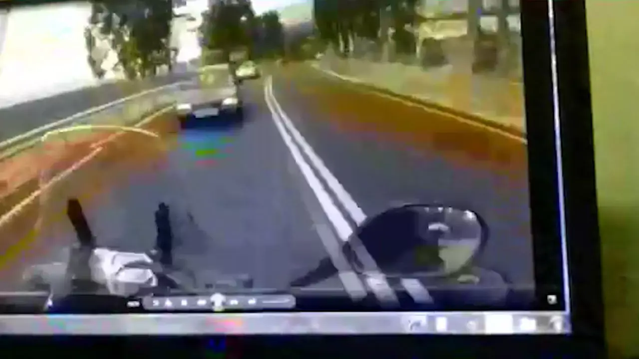 תיעוד: תאונה חזיתית בין אופנוע משטרה לרכב במהלך מרדף