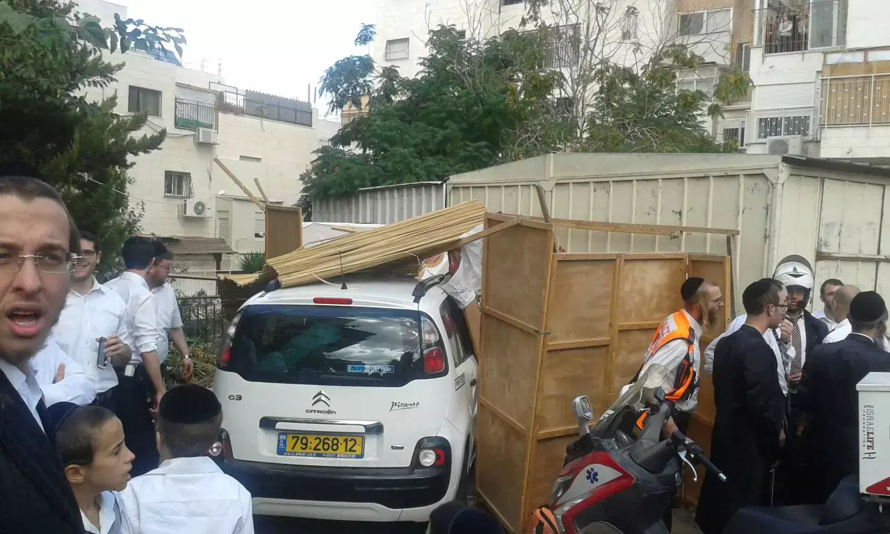 רכב פגע בסוכה בירושלים - אב ובניו הקטנים נפגעו קל