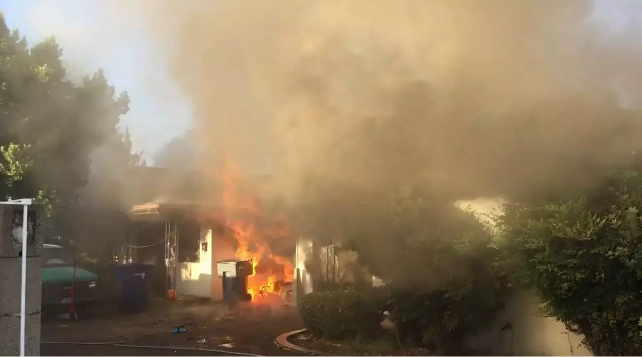 החדשות בדקה: צפו באדם שחילץ דייר מתוך בית בוער