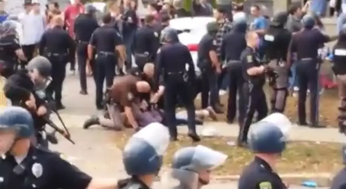 החדשות בדקה: צפו בפסטיבל הדלועים שהפך למהומה אלימה