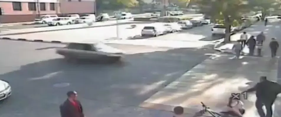 החדשות בדקה | צפו: הפיל נערה ברחוב - והציל אותה מתאונה