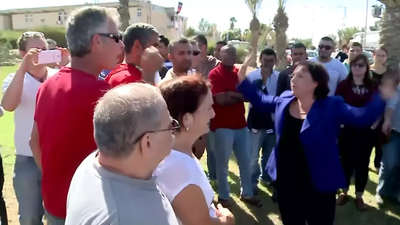 מחאה בערד על פיטורי מאות עובדים: "בוכים על העיר שלנו"