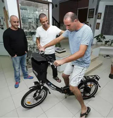 המתנה המרגשת של בעל חנות האופניים לצעיר המוגבל