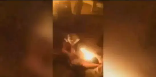 החדשות בדקה: צפו בחילוץ אדם מרכב בוער רגע לפני הפיצוץ