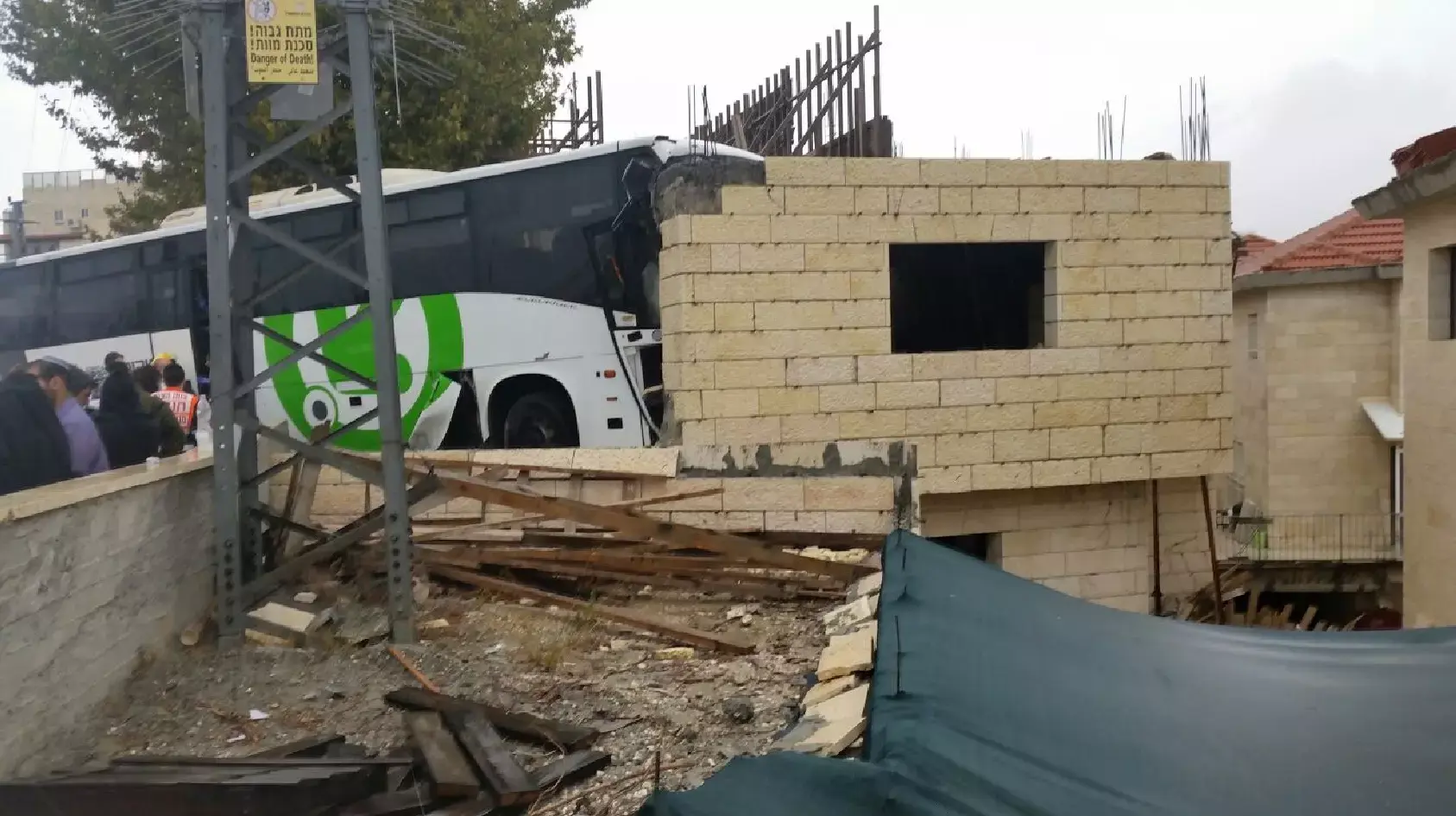 פגעי מזג האוויר: אוטובוס התנגש בבניין, כבישים הוצפו
