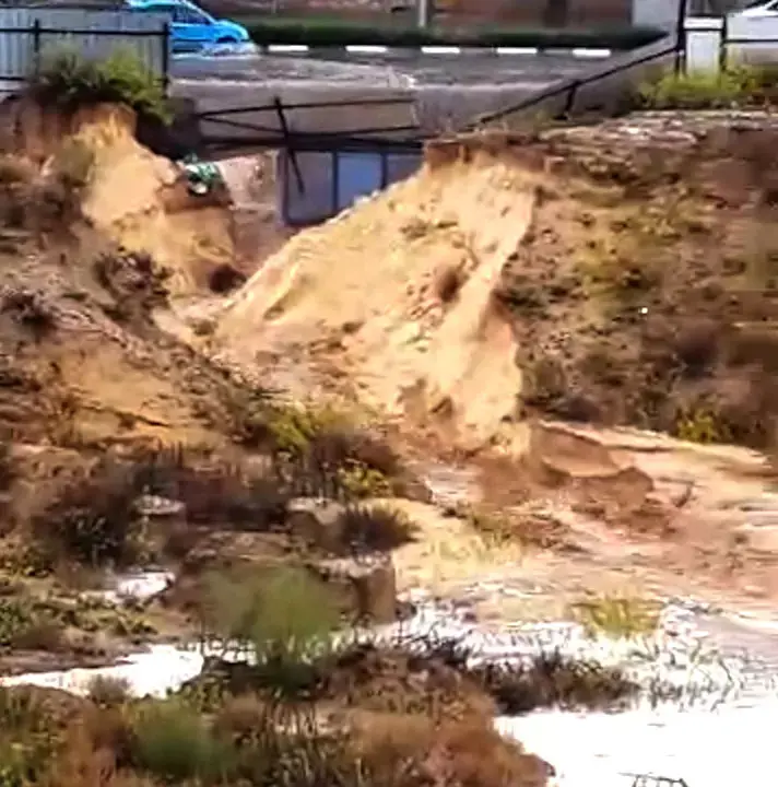 בגלל הגשמים: כביש קרס בחולון ומוטט תחנת אוטובוס