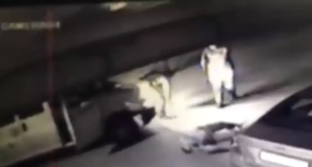 תיעוד: שוטרים יורים בגבו של צעיר עם סכין - והורגים אותו