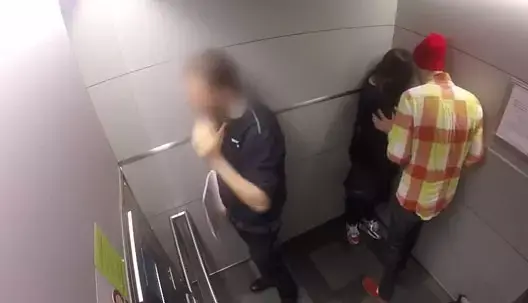 צפו: כיצד הגיבו אנשים לגבר שמכה את חברתו במעלית?