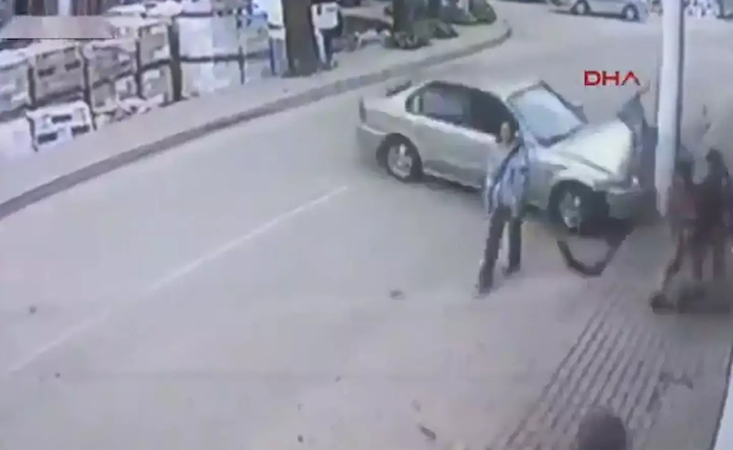 החדשות בדקה: צפו בעמוד הטלפון שהציל שלושה בני אדם בטורקיה