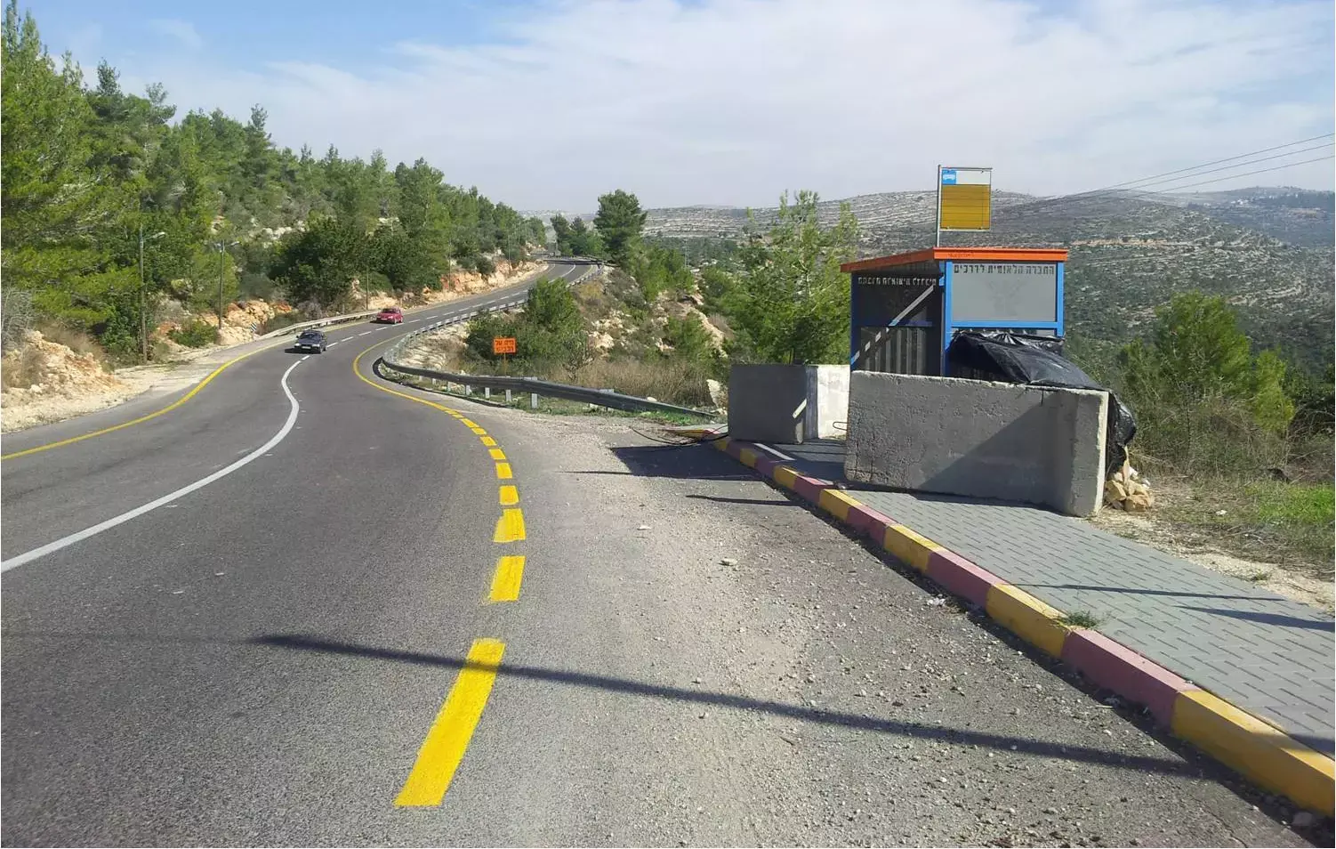 חשד לניסיון דריסה של נערים בתחנת הסעה בבנימין
