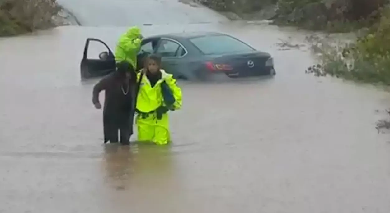 צפו: נהגת נתקעה עם מכוניתה בכביש מוצף - וחולצה