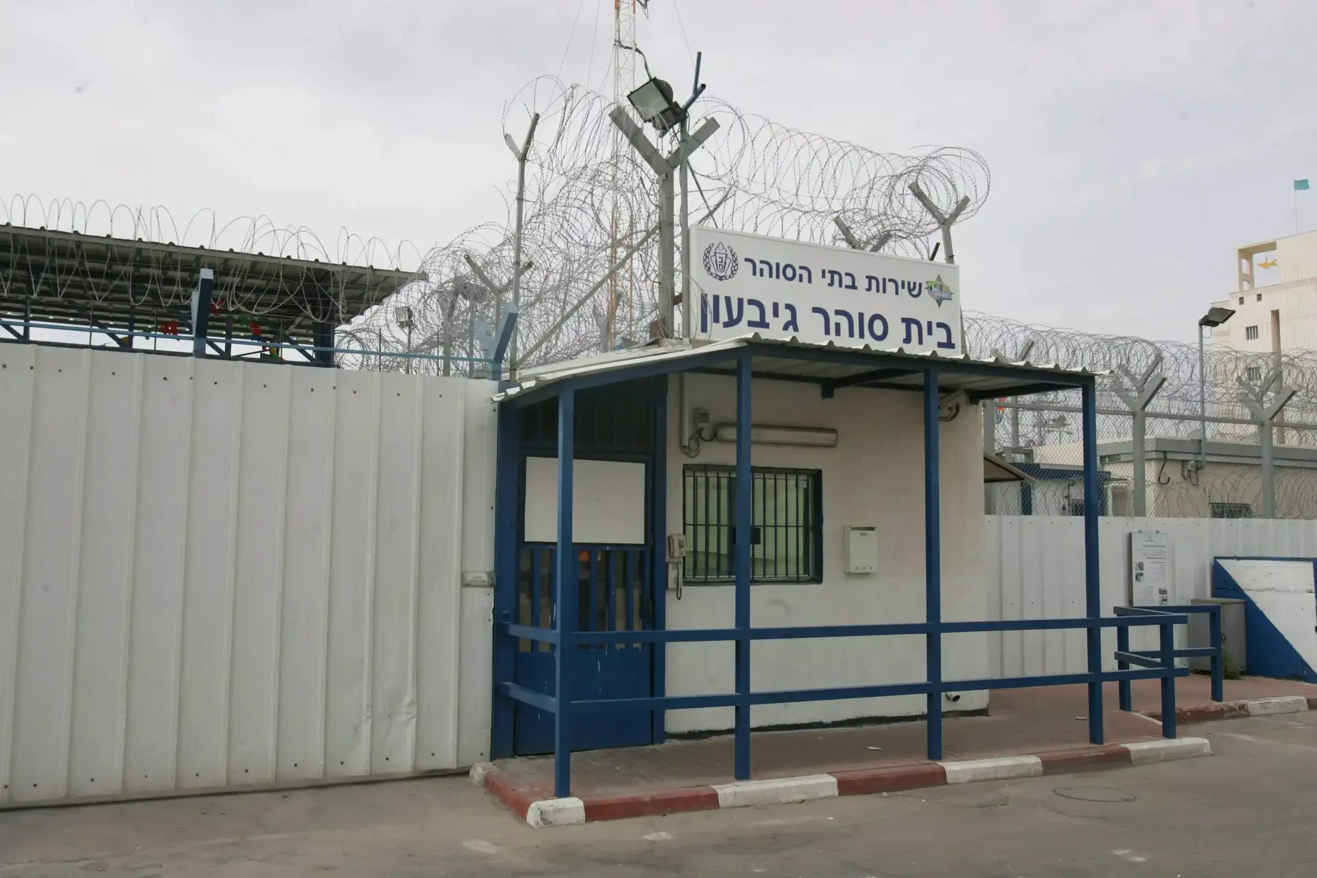 עובד זר וחולה סופני מוחזק במעצר - אף שביקש לשוב לארצו