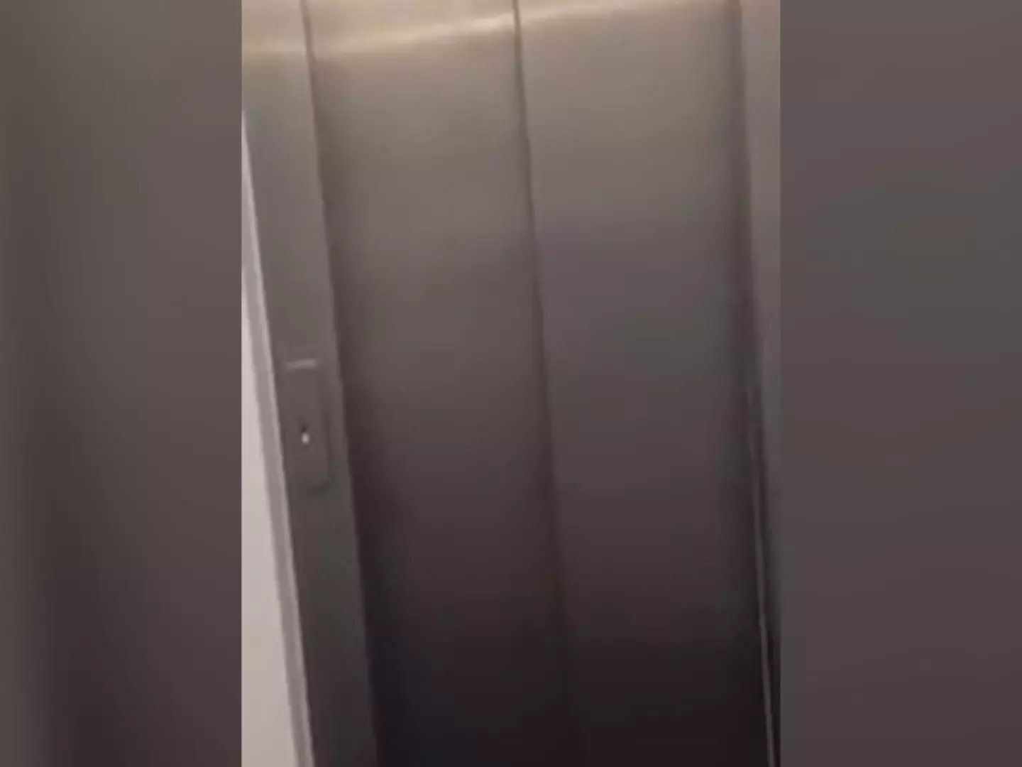 החדשות בדקה: מה עשו תשעה אנשים שנתקעו במעלית?