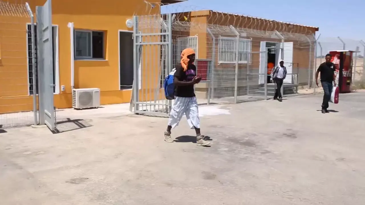 החוק החדש: מבקשי מקלט יוחזקו ב"חולות" עד 20 חודשים