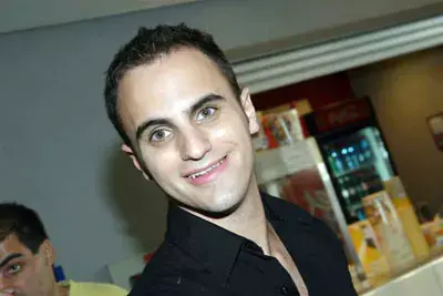 חולצה שחורה וג'ל חובה
