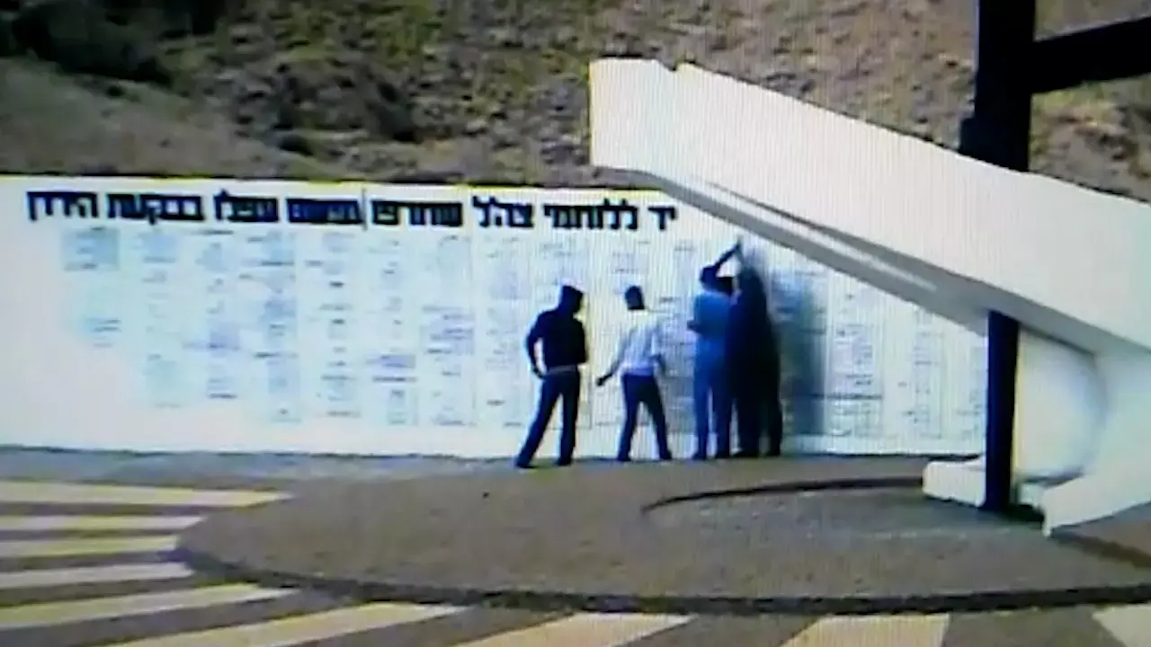 על אנדרטה לזכר חיילים: כתובות "דאעש" רוססו בצפון