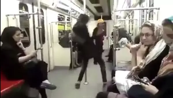 החדשות בדקה | המחאה של הצעירה האיראנית: ריקוד פרוע ברכבת