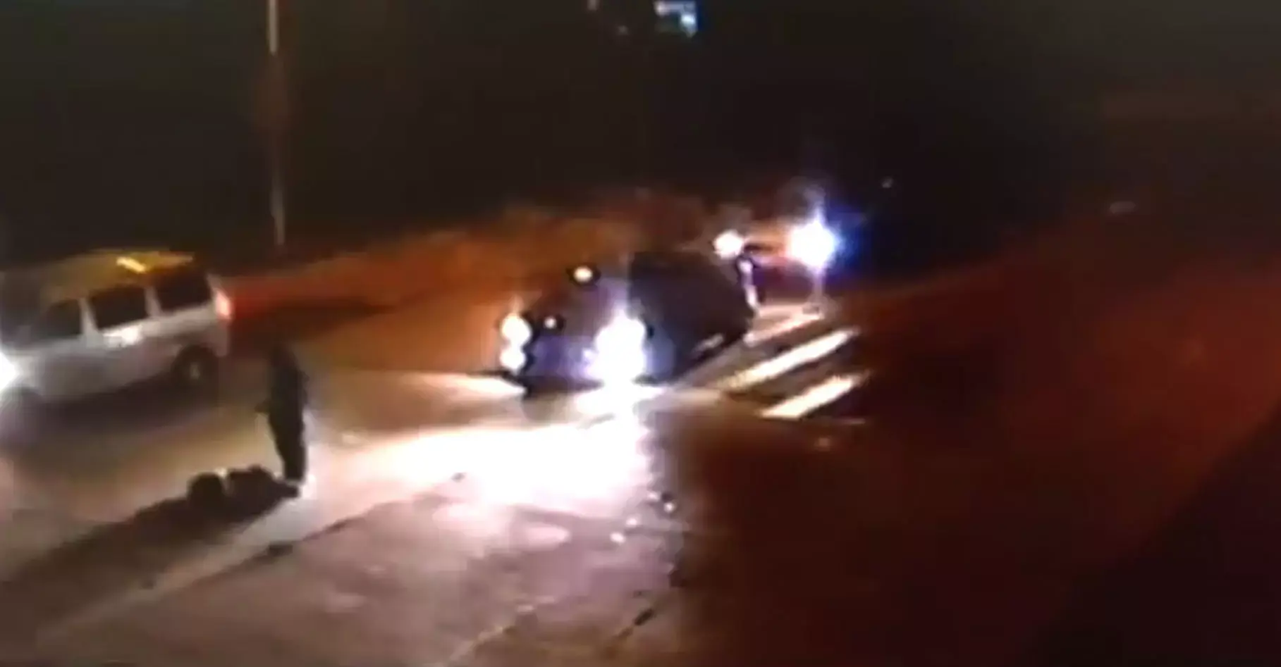 החדשות בדקה: נדרס על ידי שלושה כלי רכב - ושרד