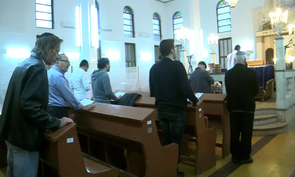 תפילת מנחה בבית הכנסת שהושחת: "הממשלה תתעוררי"