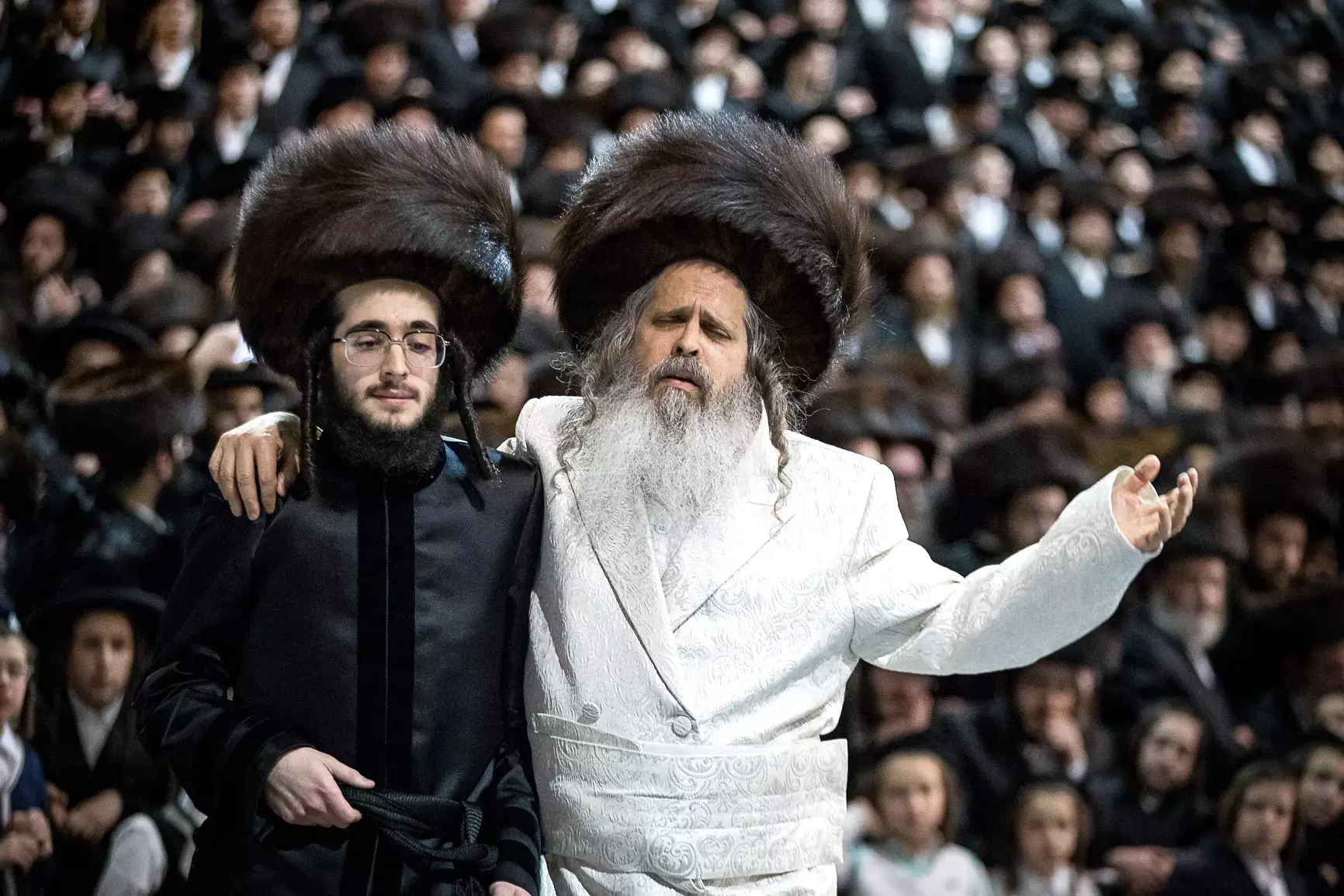 מאבקי ירושה ושנאה למדינה: החסידות שהאדמו"ר שלה מגיע לישראל