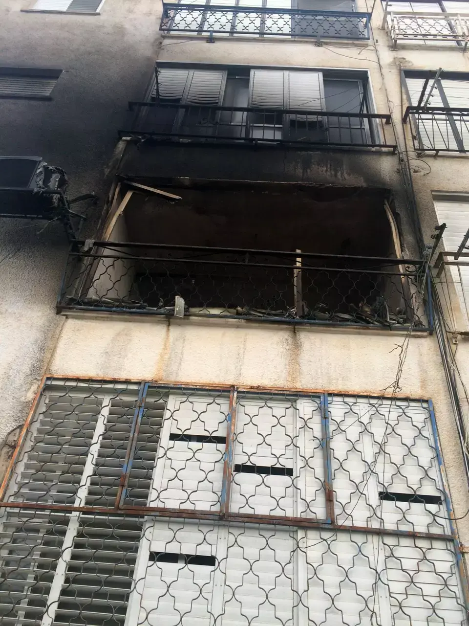 חשד להצתת דירה בעכו: 3 נפגעו קשה, 13 נוספים פונו