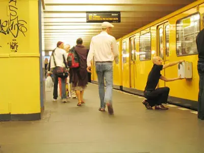ונדליסטים הוזמנו להחריב את הרכבת התחתית