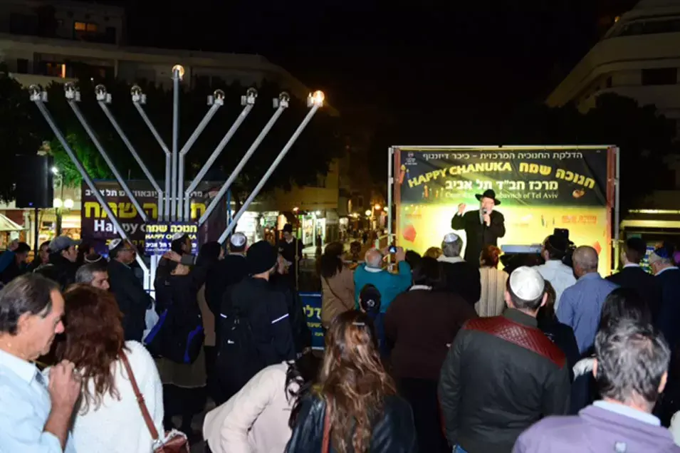 צפו: הלוחמים מדליקים נר עם חברם שנפצע ב"צוק איתן"