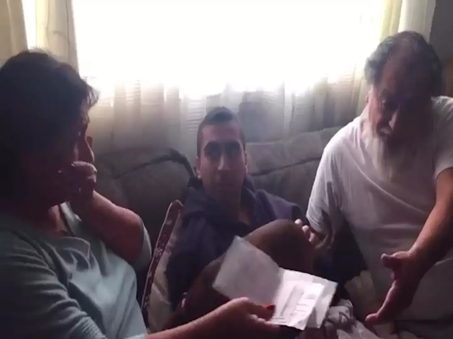 החדשות בדקה: כך הגיבו הורים שבנם שילם עבורם את המשכנתא לחג