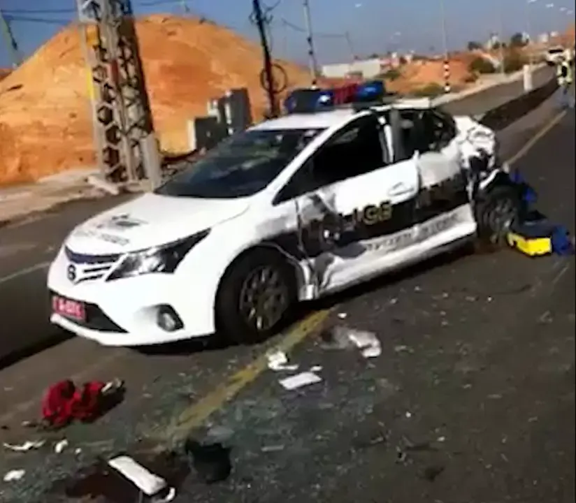 שוטר סייע לנהג שנתקע, נפגע ממשאית ואיבד את רגלו