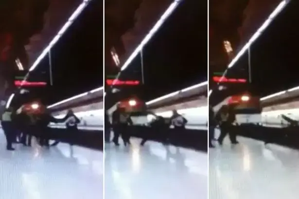 תיעוד מצמרר: שוטר נדחף למותו מול רכבת דוהרת