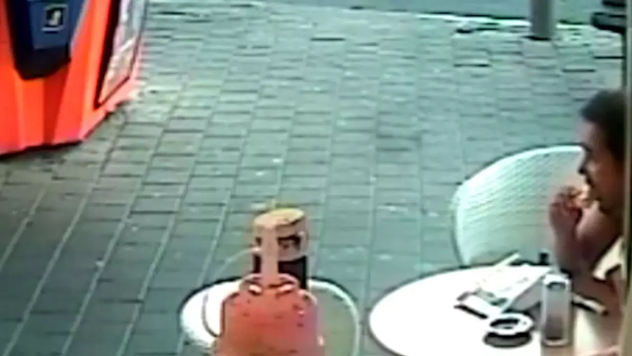 תיעוד: דחף יצאנית אל מותה מהמרפסת והלך לאכול פיצה