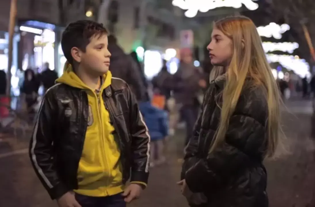 החדשות בדקה | צפו: מה עשו נערים שהתבקשו לסטור לנערה ברחוב?